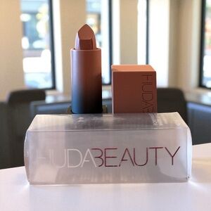 ⚫️ Huda Beauty Power Bullet Matte Lipstick in Anniversary